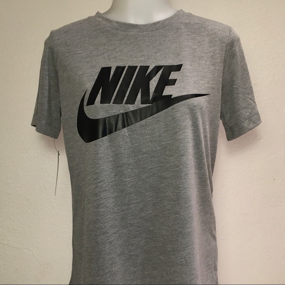 New Womens  Nike Satndard Fit grey Shirt Size XS